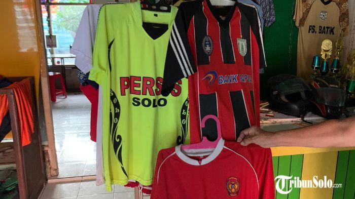 Anastasia pendiri toko jersey Bolamania menunjukkan sejumlah