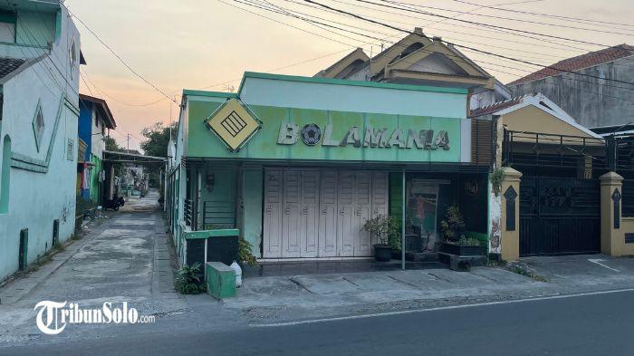 TINGGAL NAMA - Toko Bolamania, Rabu (3/6/2026). Toko perlengkapan olahraga yang berlokasi di Jalan Pangeran Wijil, Kelurahan Tipes, Kota Solo, itu pernah menjadi salah satu destinasi favorit untuk mencari jersey tim kesayangan hingga berbagai kebutuhan olahraga.