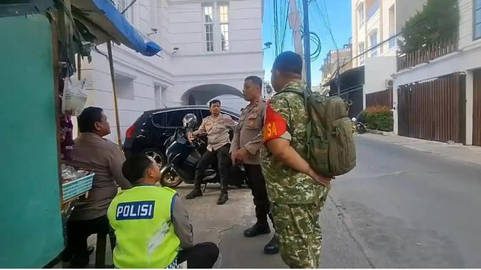 MOTOR LISTRIK MBG - Sejumlah polisi berjaga di depan kantor PT Yasa Artha Trimanunggal, Grogol Petamburan, Jakarta Barat, Jumat (10/4/2026). Perusahaan pemenang pengadaan motor listrik Badan Gizi Nasional (BGN) ini terpantau tertutup rapat dengan aktivitas yang sangat minim. (Tribunnews.com/Abdi Ryanda Shakti)