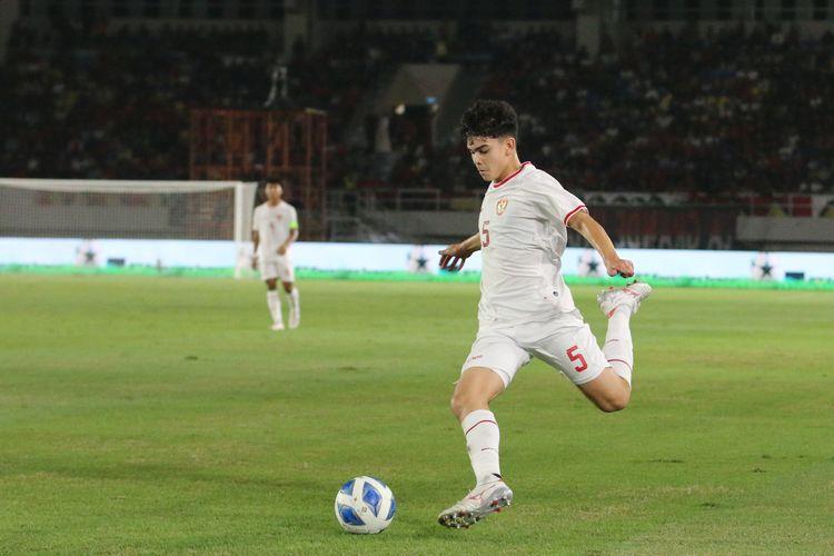 Pemain Timnas U16 Indonesia Mathew Baker saat laga semifinal Piala AFF U16 2024 melawan Australia yang berakhir dengan skor 3-5 di Stadion Manahan Solo, Senin (1/7/2024) malam.