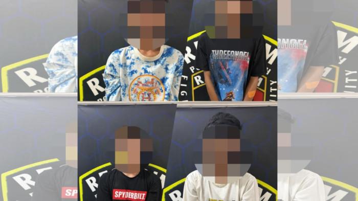 PEMBOBOLAN TOKO MEMPAWAH - Empat tersangka kasus pembobolan toko milik warga di Jalan SMP Negeri 1 Segedong, RT 005 RW 002, Desa Peniti Besar, Kecamatan Segedong, Kabupaten Mempawah berhasil diringkus. Satreskrim Polres Mempawah beberkan kronologinya.