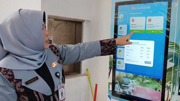 RS KETAPANG - Kepala Bidang Pelayanan dan Asuhan Keperawatan RSUD dr. Agoesdjam Ketapang, Yulia Ningsih, saat ditemui TribunPontianak di RSUD dr. Agoesdjam Ketapang, Jumat 5 Juni 2026. Yulia memberikan penjelasan terkait kronologi video viral yang melibatkan keluarga pasien serta penerapan Sistem Informasi Manajemen Rumah Sakit (SIMRS) yang tengah memasuki masa transisi di rumah sakit tersebut