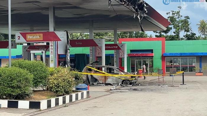 MOBIL TERBAKAR - Pantauan puing mobil Toyota Calya yang hangus terbakar di kelilingi garis polisi di SPBU Simpuan Kecamatan Semparuk Kabupaten Sambas Kalimantan Barat, Jumat 5 Juni 2026. SPBU Simpuan Semparuk hingga kini terpantau belum beroperasi.