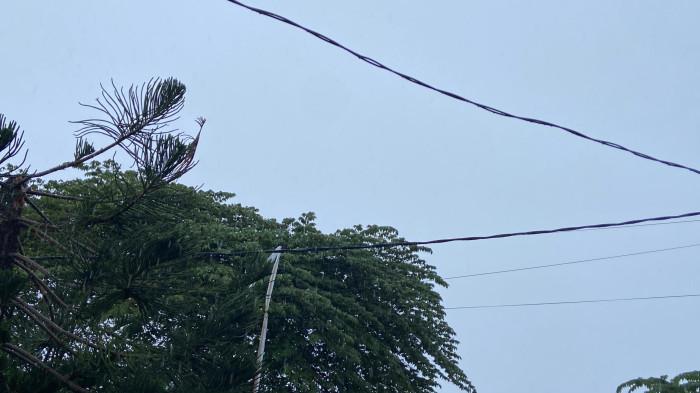 PRAKIRAAN CUACA - Potret kondisi cuaca di Kabupaten Pohuwato hari ini pukul 06.07 Wita terpantau hujan dan petir - Cuaca Gorontalo besok didominasi berawan. Waspadai hujan ringan hingga petir di Gorontalo Utara, suhu rata-rata 20–27°C.