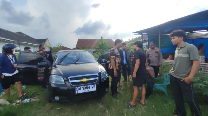 LEMAS DI MOBIL - Tim Inafis Polrestabes Medan dan Polsek Medan Area, melakukan olah TKP mobil tempat ditemukannya Pasutri yang lemas hingga meninggal dunia, di Jalan Harapan Pasti, Kecamatan Medan Denai, Kota Medan, Jumat (5/6/2026). Kedua korban sempat tidur di dalam mobil karena posisi sedang padam listrik.