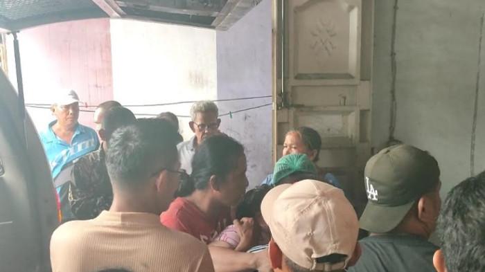 KERACUNAN AC MOBIL - Suasana duka mendalam saat jenazah pasangan Suharlin (49) dan Dame Lamria br Pakpahan (47) tiba di rumah duka, di Jalan Harapan Pasti, Kecamatan Medan Denai, Kota Medan, Jumat (5/6/2026). Keduanya ditemukan lemas hingga akhirnya dinyatakan meninggal dunia setelah sebelumnya tidur di dalam mobil dengan kondisi mesin dan AC menyala, serta jendela yang tertutup rapat.