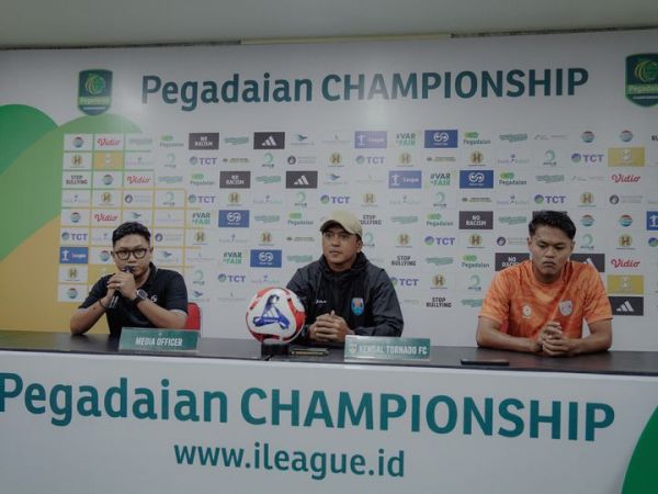 Pelatih dan Pemain Kendal Tornado FC, Stefan Keeltjes dan Dimas Sukarno daam konferensi pers jelang laga perdana Championship 2025-2026 lawan Barito Putera, Kamis (11/9/2025).