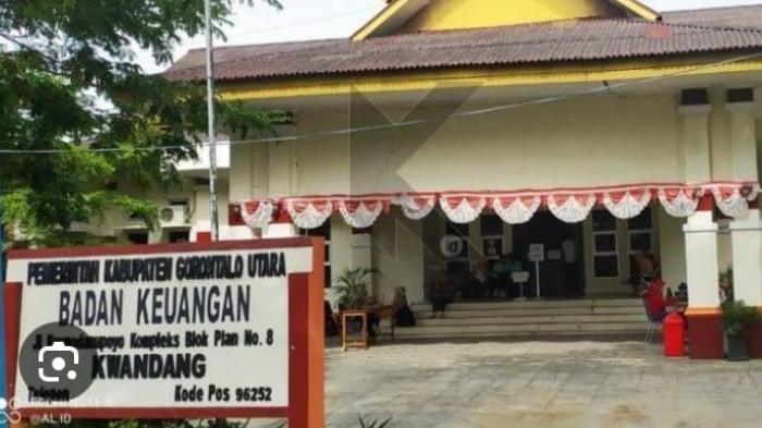 PEMKAB GORONTALO UTARA -- Kantor Badan Keuangan Pemkab Gorontalo Utara, Kecamatan Kwandang, Kabupaten Gorontalo Utara, Provinsi Gorontalo. Pemda Mulai Mencarikan TPP dan THR ASN
