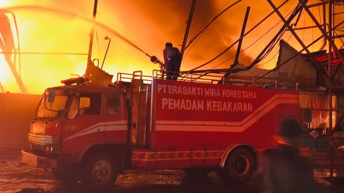 KEBAKARAN - Pabrik minyak sayur yang berada di kawasan industri di Desa Talang Duku, Kecamatan Taman Rajo, Kabupaten Muaro Jambi kebakaran pada Sabtu (6/6/2026) dinihari.