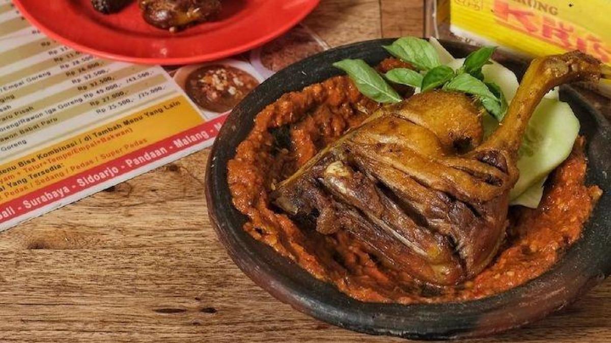 WARUNG BU KRIS - satu tempat makan dekat Stasiun Gubeng Surabaya yang wajib dicoba.
