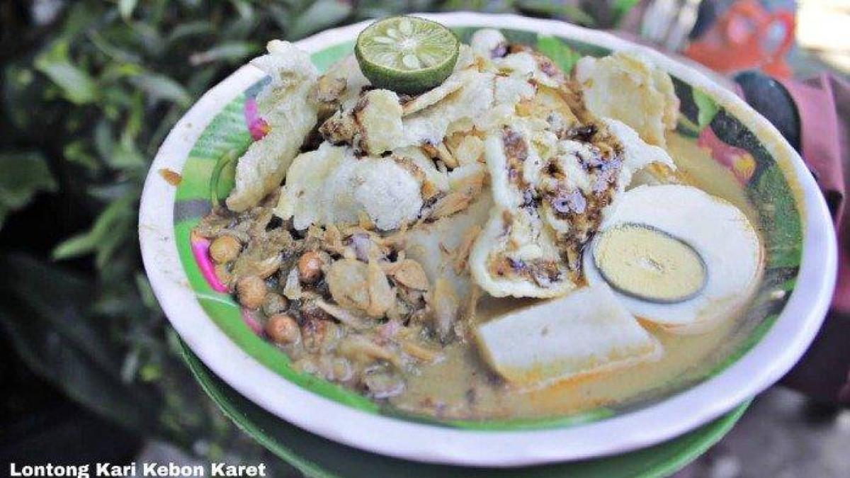 KULINER BANDUNG - Lontong Kari Kebon Karet untuk makan siang enak di Bandung.