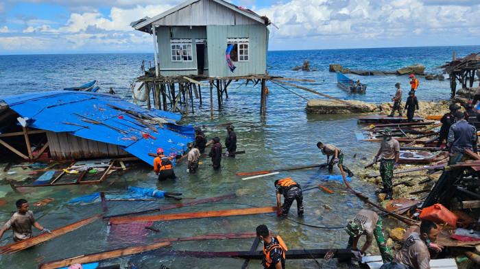 LEDAKAN BOM - Tim Gabungan saat melakukan pencarian di ring satu TKP terjadinya ledakan bom yang diduga berasal dari bom sisa Perang Dunia II di Kompleks Perikanan, Kelurahan Fandoi, Kabupaten Biak Numfor, Provinsi Papua, 31 Mei 2026. (dok. Polres Biak)