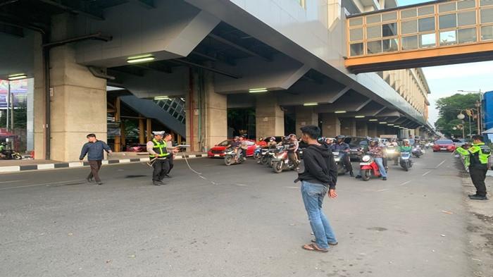 LAKA LANTAS -- Kecelakaan lalu lintas beruntun terjadi di Jalan Jenderal Sudirman tepatnya di bawah Stasiun LRT Cinde, Palembang, Jumat (5/6/2026) sekitar pukul 16.00. Insiden yang melibatkan satu unit mobil Toyota Fortuner, dua sepeda motor dan satu angkutan kota (angkot) tersebut mengakibatkan satu orang meninggal dunia dan beberapa korban lainnya mengalami luka-luka.