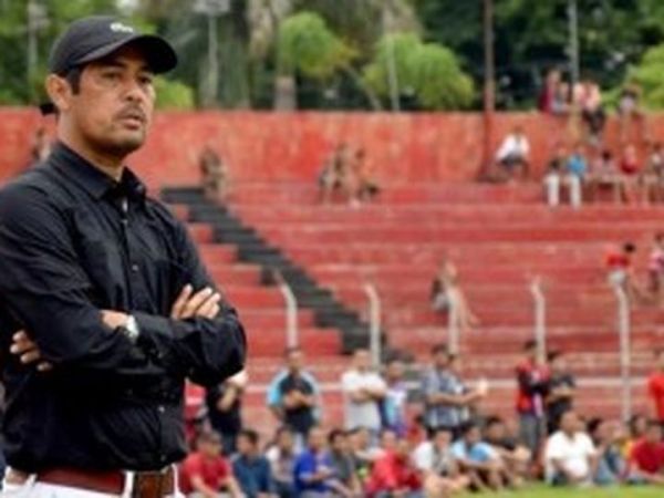 Nil Maizar saat masih menjadi pelatih Semen Padang, memperhatikan anak buahnya saat berlatih di Stadion H Agus Salim. 