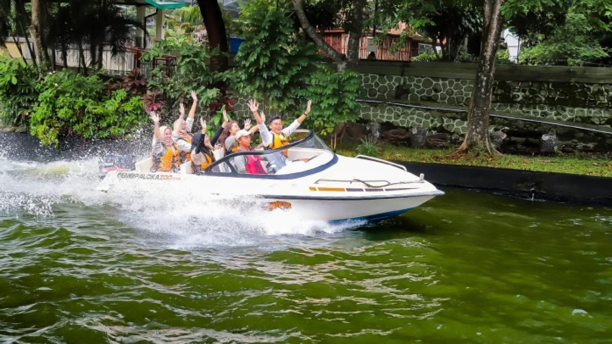 WISATA JOGJA - Pengunjung naik wahana speedboat di Gembira Loka Zoo Jogja.