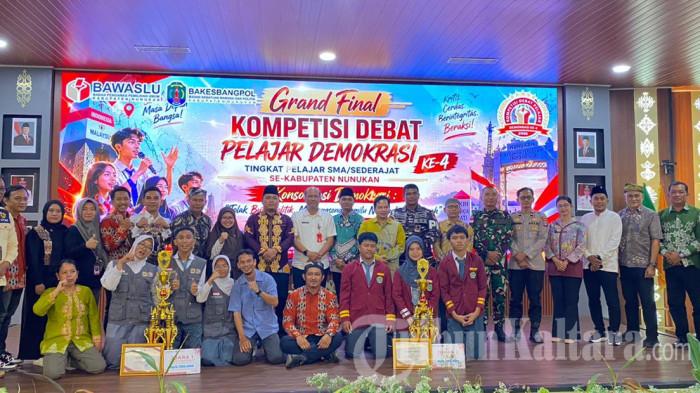 DEBAT PELAJAR DEMOKRASI - Para finalis berfoto bersama setelah Grand Final Kompetisi Debat Pelajar Demokrasi ke-4 tingkat SMA/MA se-Kabupaten Nunukan berlangsung sengit di Lantai V Kantor Bupati Nunukan, Jumat (5/6/2026). Grand Final diwarnai perdebatan seru antara Tim Rosita Institute dari SMAN 1 Nunukan dan Smansa Synergy dari SMAN 1 Sebatik.
