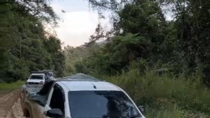 AKSES KRAYAN - Kondisi jalan di Krayan Selatan yang rusak parah akibat hujan ekstrem, tampak berlumpur, tergenang air, dan sulit dilalui kendaraan. Akses transportasi di wilayah perbatasan ini dilaporkan lumpuh dan berdampak pada aktivitas warga.(TribunKaltara.com/Istimewa-Camat Krayan Selatan