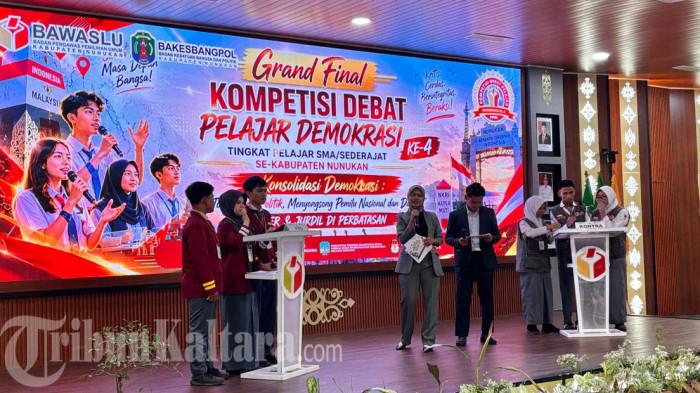 DEBAT PELAJAR DEMOKRASI - Grand Final Kompetisi Debat Pelajar Demokrasi ke-4 tingkat SMA/MA se-Kabupaten Nunukan berlangsung sengit di Lantai V Kantor Bupati Nunukan, Jumat (5/6/2026). Grand final ini sempat diwarnai perdebatan antara Tim Rosita Institute dari SMAN 1 Nunukan dengan Smansa Synergy dari SMAN 1 Sebatik.