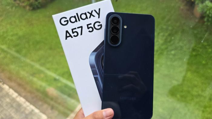 GALAXY A57 5G - Samsung Galaxy A57 5G beserta kotak penjualan.