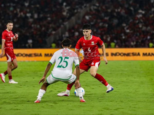 Mathew Baker (Mat Baker) sedang menguasai bola saat bertanding dalam laga FIFA Matchday antara Timnas Indonesia versus Timnas Oman di Stadio Utama Gelora Bung Karno, Senayan, Jakarta, Jumat (5/6/2026).
