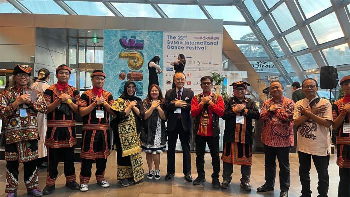FOTO BERSAMA - Delegasi Saman Gayo dari Aceh mewakili Indonesia foto bersama dalam perhelatan Busan Internasional Dance Festival. Pembukaan berlangsung di Busan Cultural Centre, Jumat (5/6/2026).