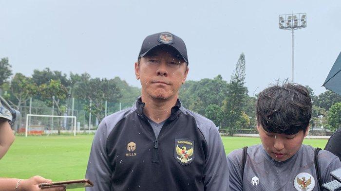 Mantan Pelatih Timnas Indonesia, Shin Tae-yong saat ditemui usai memimpin latihan Timnas Indonesia U-20, di Lapangan A, Senayan, Jakarta, Rabu (15/2/2023).