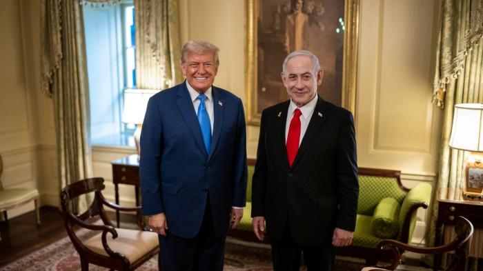 TRUMP DAN NETANYAHU - Presiden Donald Trump dan Perdana Menteri Israel Benjamin Netanyahu berbicara secara pribadi di Ruang Vermeil sebelum makan malam, Senin, 7 Juli 2025, di Gedung Putih. (Foto Resmi Gedung Putih oleh Daniel Torok)