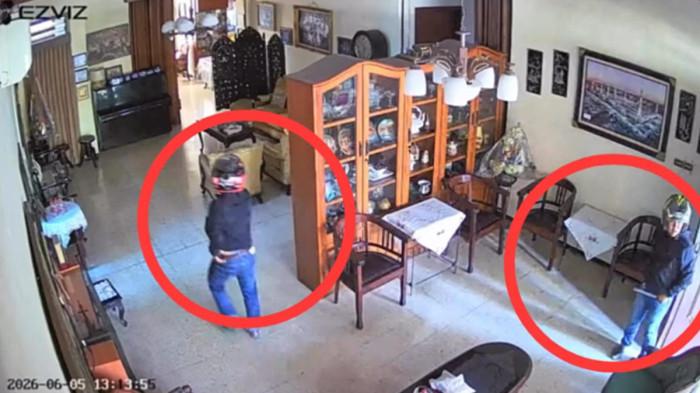 AKSI PELAKU TEREKAM CCTV-Tangkapan layar video CCTV merekam dua orang misterius menyatroni rumah Wali Kota kesembilan Surabaya Raden Soekotjo Sastrodinoto di kawasan Kelurahan Keputran, Kecamatan Tegalsari, Kota Surabaya, pada Jumat (5/6/2026) siang. Kedua pelaku berhasil memasuki rumah yang lengang tersebut, dengan cara merusak gembok pagar, lalu mencongkel pintu utama dengan tongkat besi panjang.