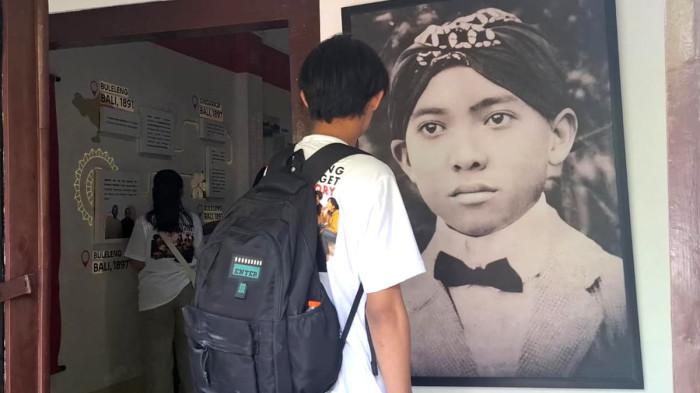 MASA KECIL SOEKARNO - Peserta Soekarno Trip saat mengamati foto masa kecil sang proklamator Bung Karno di Rumah Lahir Bung Karno, Kampung Peneleh, Kecamatan Genteng, Surabaya, Jawa Timur, Sabtu (6/6/2026).