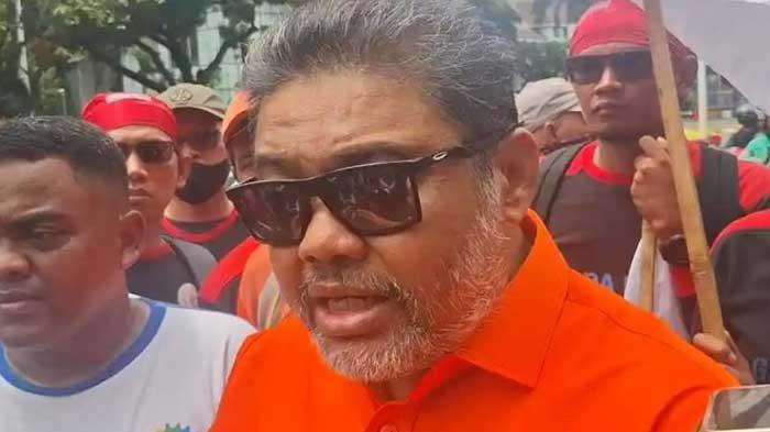 LAPORKAN DEDI MULYADI - Presiden Konfederasi Serikat Pekerja Indonesia (KSPI) sekaligus Presiden Partai Buruh, Said Iqbal, di kawasan Monas, Jakarta Pusat, Senin (29/12/2025). Said baru-baru ini menyatakan siap melaporkan Dedi Mulyadi terkait UMSK 2026.