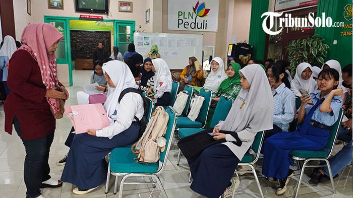 ANTREAN SPMB – Calon murid baru mengantre untuk melakukan verifikasi berkas di SMA Negeri 1 Surakarta, Kamis (4/6/2026). Dinas Pendidikan mengimbau masyarakat melakukan verifikasi di sekolah terdekat guna menghindari penumpukan antrean di sekolah favorit.