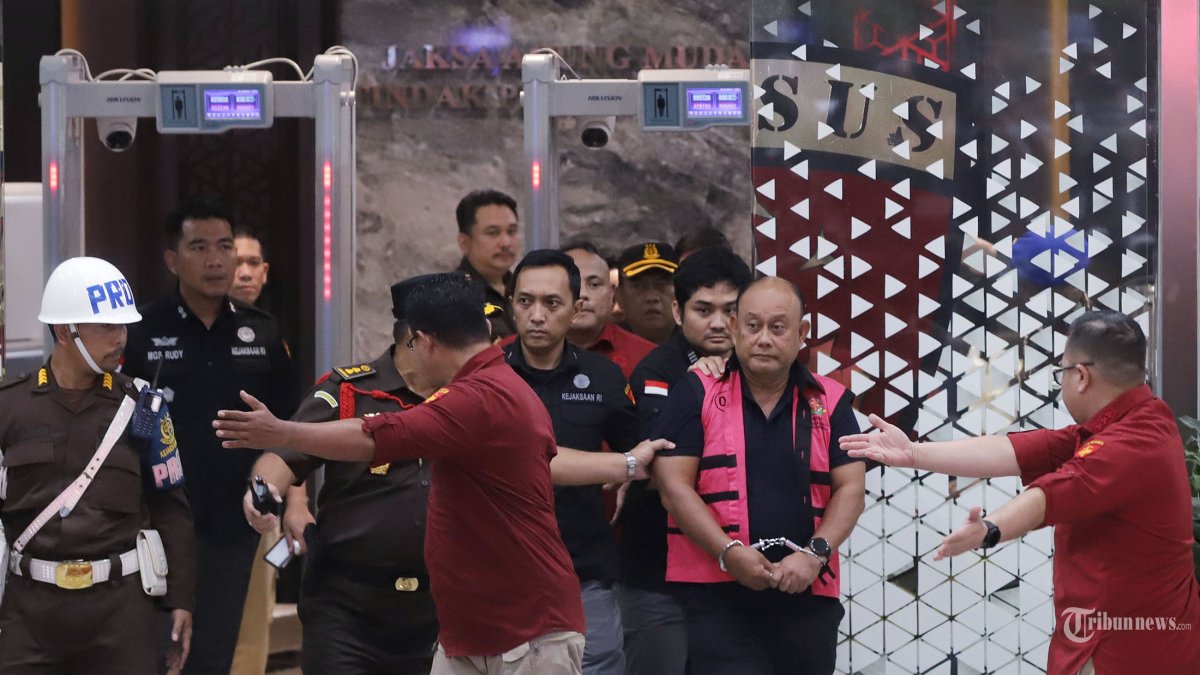 KORUPSI MBG - Mantan Kepala Badan Gizi Nasional (BGN) Dadan Hindayana mengenakan rompi merah muda saat meninggalkan Gedung Bundar Kejaksaan Agung, Jakarta Selatan, Rabu (3/6/2026). Dadan Hindayana ditahan oleh Kejaksaan Agung setelah ditetapkan sebagai tersangka dalam penyidikan dugaan tindak pidana korupsi tata kelola program Makan Bergizi Gratis (MBG) bersama mantan wakil kepala BGN Sony Sonjaya dan Lodewyk Pusung. Tribunnews/Jeprima 