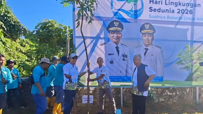 WABUP Tabalong Habib Muhammad Taufani Alkaf tanam pohon  Peringatan Hari Lingkungan