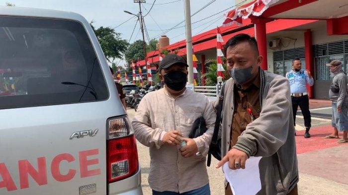 Ahmad Nasuhi (kiri) dibawa petugas Kejati Sumsel dari tahan di Rutan Pakjo untuk menjalani Medical Check Up di Rumah Sakit Mohammad Hoesin Palembang, Rabu (25/8/2021)