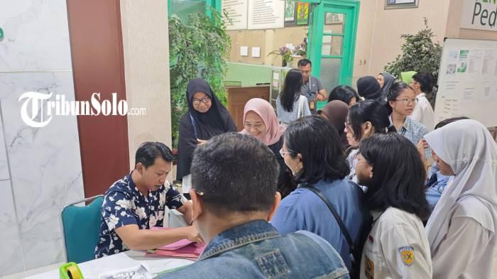 MEMBLUDAK. Suasana penerimaan murid baru di SMA N 1 Surakarta pada Sabtu (6/6/2026). Terlihat antrean panjang terjadi.