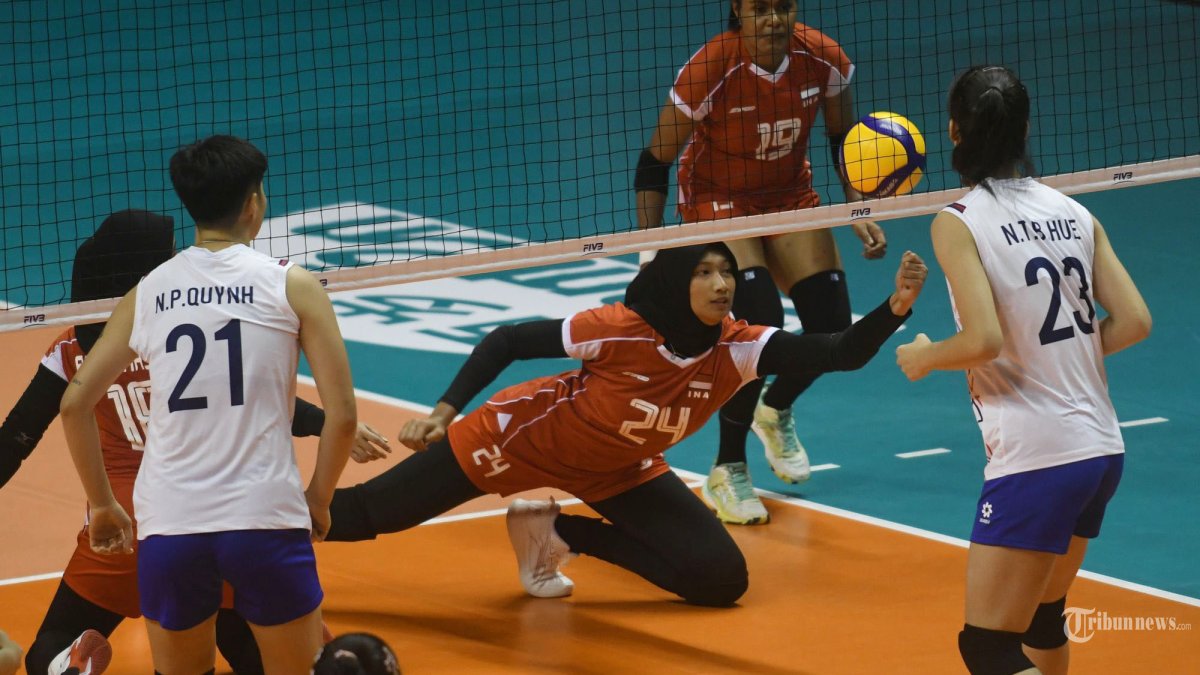 WORLD VOLLEYBALL CUP - Indonesian women's national volleyball player Chelsa (24) makes a save during the Group A match of the Women's U21 World Volleyball Championship 2025 between Indonesia and Vietnam at Jawa Pos Arena Surabaya, Thursday (7 August 2025) night. Indonesia lost 0-3. (Surya/Habibur Rohman)