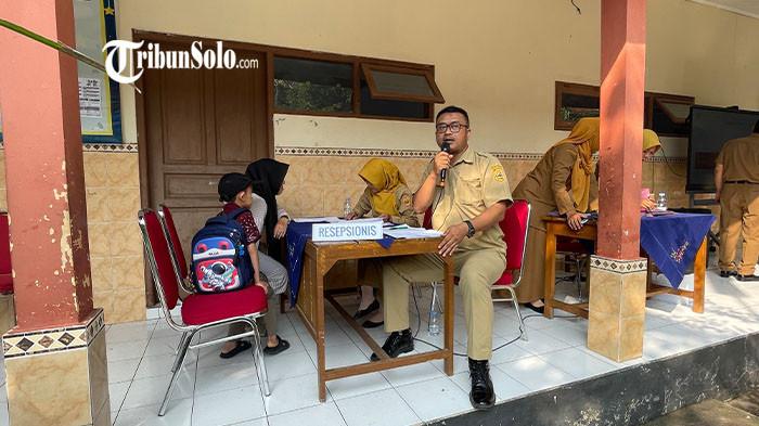 SPMB ONLINE SD - Pelaksanaan Seleksi Penerimaan Murid Baru (SPMB) online tingkat Sekolah Dasar (SD) di Kabupaten Sukoharjo memasuki hari kedua pada Selasa (5/5/2026). Program ini menjadi terobosan baru karena untuk pertama kalinya sistem penerimaan siswa dilakukan secara daring, menggantikan mekanisme sebelumnya yakni ofline.
