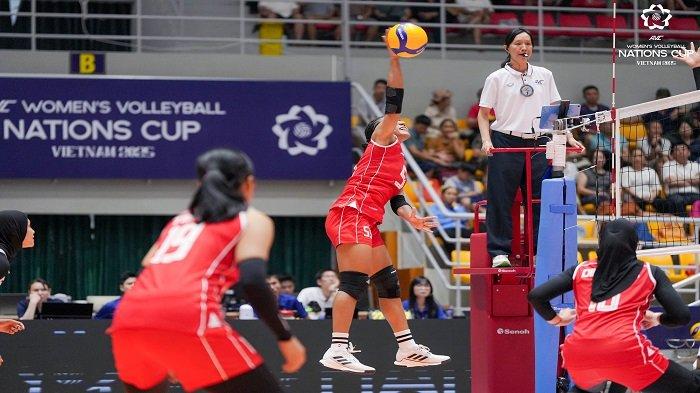 PEREBUTAN URUTAN LIMA - Outside Hitter Timnas Voli Putri Indonesia, Mediol Yoku menyambut bola dalam laga AVC Nations Cup 2025.