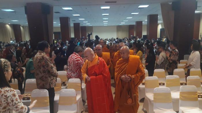 WAISAK NUSANTARA - Sejumlah biksu memasuki Auditorium Prasadha Jinarakkhita, Jakarta, saat menghadiri Perayaan Waisak Bersama Keluarga Buddhayana Indonesia (KBI) DKI Jakarta 2570 Tahun Buddhis/2026, Sabtu (6/6/2026). Perayaan yang mengusung konsep Waisak Nusantara tersebut dihadiri sekitar 1.000 umat dan menampilkan ragam budaya daerah serta pesan toleransi dan perdamaian.