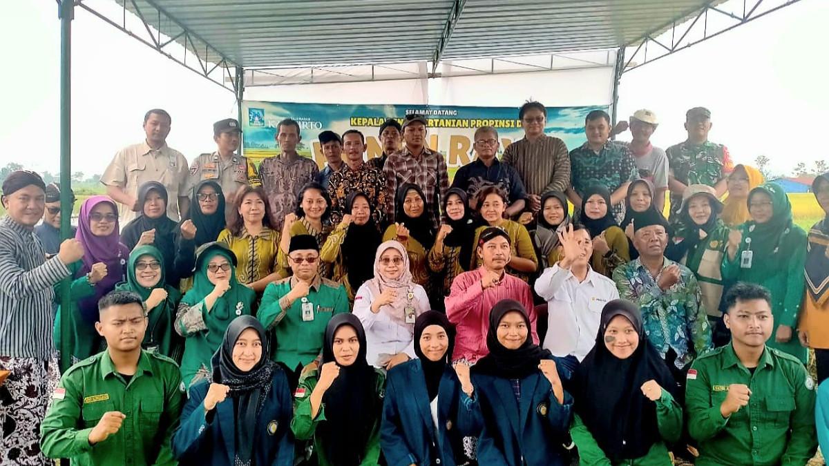 Foto Bersama - Para tamu undangan dan  peserta panen raya berfoto bersama, di Kalipentung, Kalitirto, Berbah, Sleman, Rabu (15/04.2026)