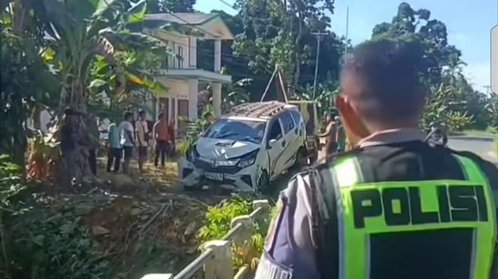 KECELAKAAN TUNGGAL SUKADANA - Petugas melakukan evakuasi mobil yang mengalami kecelakaan tunggal dan masuk ke parit di Desa Pampang, Kecamatan Sukadana, Kabupaten Kayong Utara, Kamis 4 Juni 2026. Polisi mengungkap penyebab kecelakaan itu.