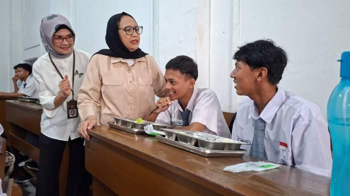 TEPAT - Wakil Kepala BGN, Nanik S. Deyang saat meninjau pelaksanaan program Makan Bergizi Gratis (MBG) di SMKN 1 Jakarta, Kamis (8/1/2026). Penunjukan Nanik sebagai Kepala BGN dinilai tepat.