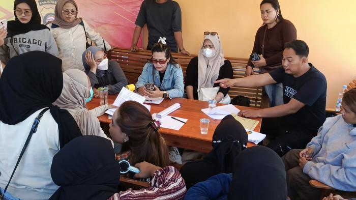 ARISAN PENIPUAN - Suasana mediasi antara korban dan terlapor dugaan penipuan arisan lelang di Mapolsek Benua Kayong, Kabupaten Ketapang, Kalimantan Barat, Minggu 19 April 2026 lalu. Polres Ketapang resmi menetapkan DR sebagai tersangka tunggal.