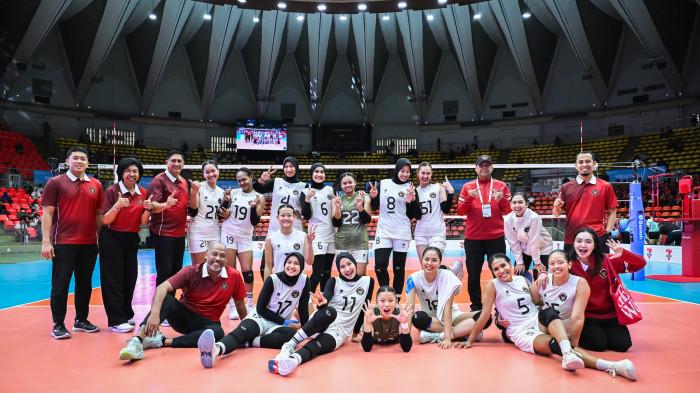 VOLI INDONESIA MENANG - Skuad Timnas Voli Putri Indonesia berfoto bersama setelah meraih kemenangan atas Myanmar 3-0 pada pertandingan SEA Games 2025 di Stadium Huamark, Sports Authority of Thailand, Bangkok, Kamis (11/12) sore WIB.