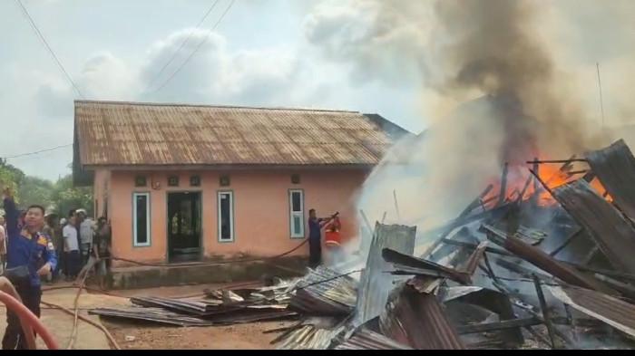 KEBAKARAN -Kebakaran Hanguskan Rumah Warga di Kumpeh Ulu, Penyebab Masih Diselidiki.