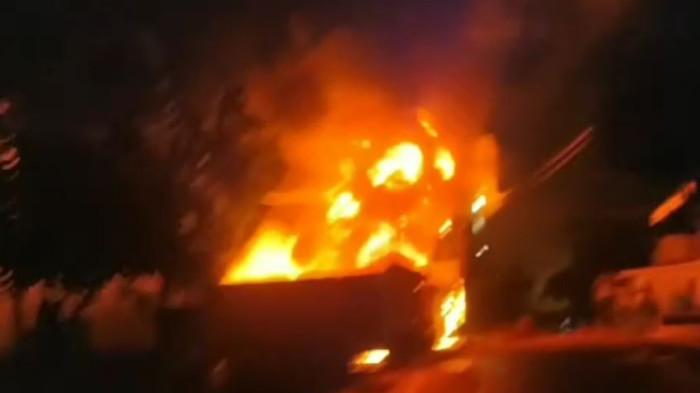 PENYELIDIKAN - Gudang BBM di Lorong Gado-gado, Kenali Asam, Kota Jambi, terbakar, Jumat (15/5/2025).Polda Jambi telah memeriksa tujuh saksi dalam kasus kebakaran gudang minyak di Kotabaru dan masih menunggu hasil Labfor untuk menentukan langkah penyidikan berikutnya.