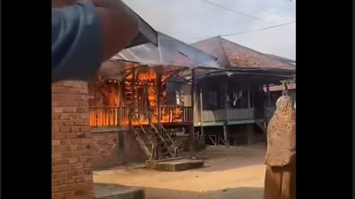 KEBAKARAN - Rumah warga Muara Kumpeh, Kecamatan Kumpeh Ulu, Kabupaten Muaro Jambi kebakaran pada Selasa (2/6/2026) pagi
