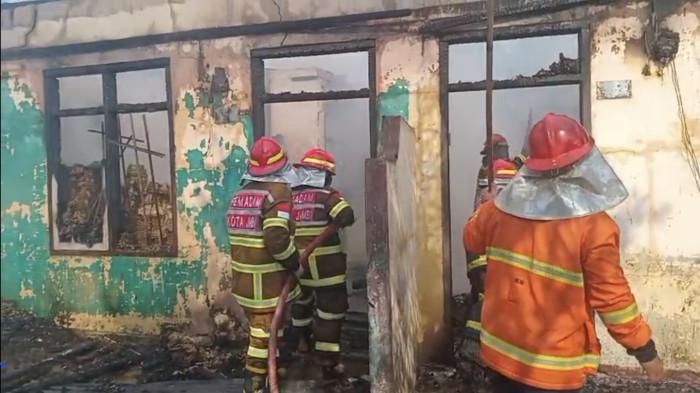 KEBAKARAN - Kebakaran bedeng dua pintu di Jalan Jaya Bersama 1 RT 04, Kelurahan Eka Jaya, Kecamatan Paal Merah, Kota Jambi, Senin (1/6/2026) sore.