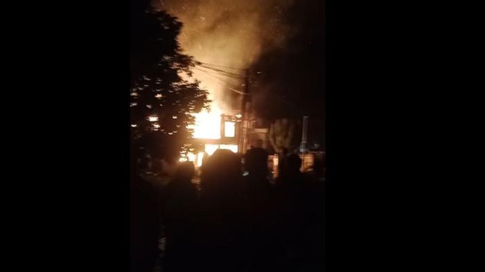 Kebakaran di Desa Sebukar, Kecamatan Tanah Cogok, Kabupaten Kerinci, Jambi pada Jumat (5/6/2026) malam. Kabarnya, rumah yang terbakar merupakan rumah milik orang tua Asraf, mantan Pj Bupati Kerinci