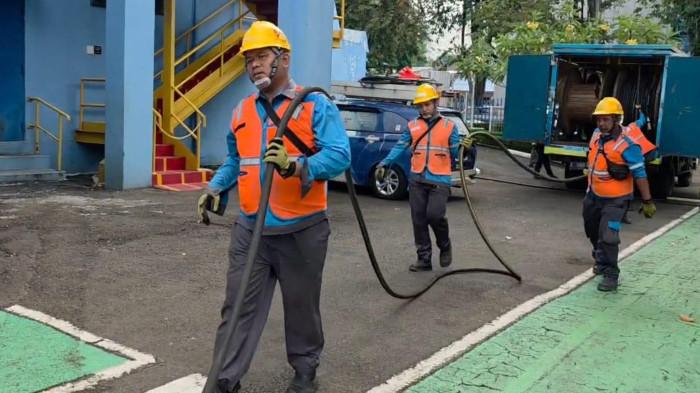 Petugas PLN menggelar Unit Kabel Bergerak (UKB)